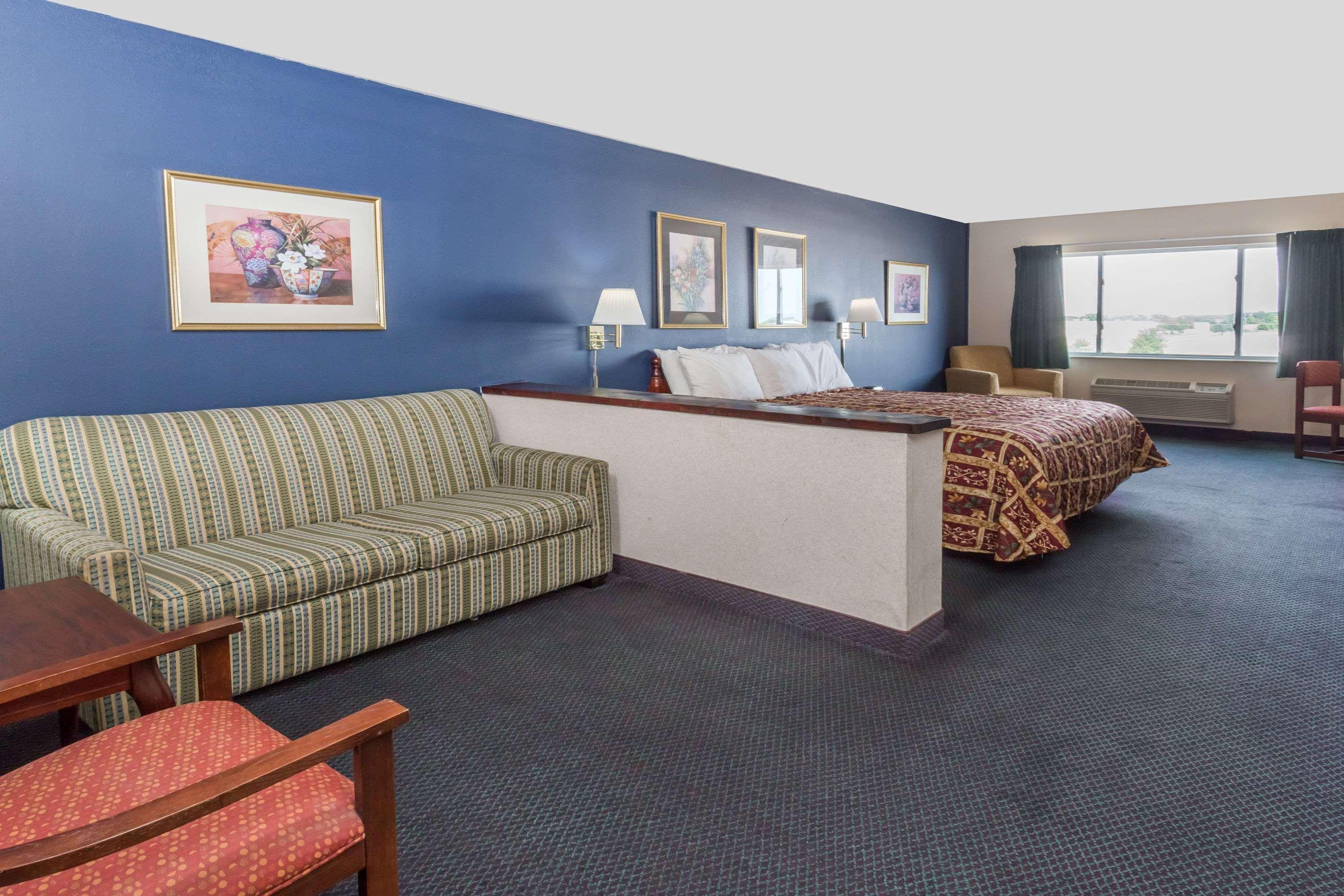 Hotel Days & By Wyndham Of
